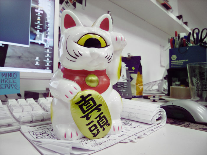 Lucky Cat! with one eye SOOooo KAWAII. This little guys my new acquisitio 